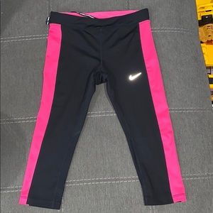 NWOT- Nike dry fit cropped leggings